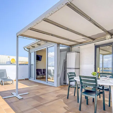 In With Beachfront Access 아파트