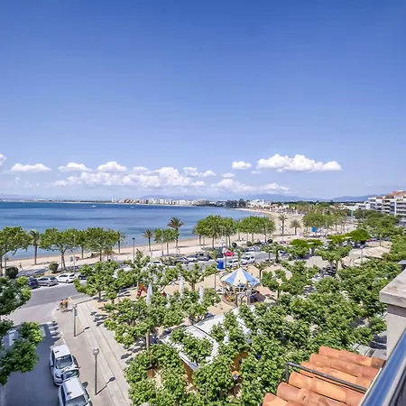 In With Beachfront Access 로지즈