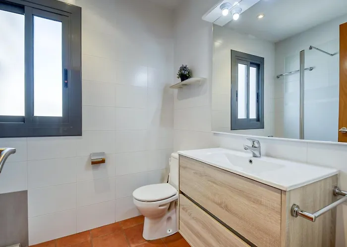 Apartment In With Beachfront Access